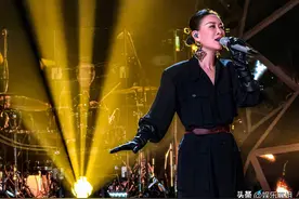 那英被私生代拍追击，一路小跑结果摔了一跤，网友指责代拍和私生图片