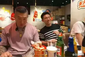 台网红出发大陆：看看高铁有没有靠背，高铁有没有靠背，是不是餐餐吃榨菜”图片