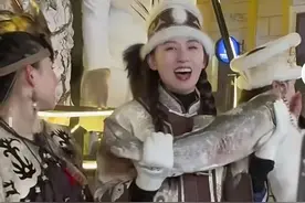 能吃的鱼皮衣 世界上唯一一个能用鱼皮缝制衣服的民族——赫哲族图片