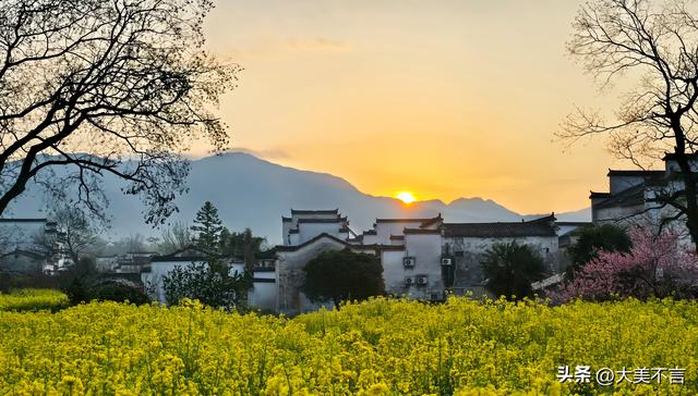 徽州春行：云漫花田，烟笼古村