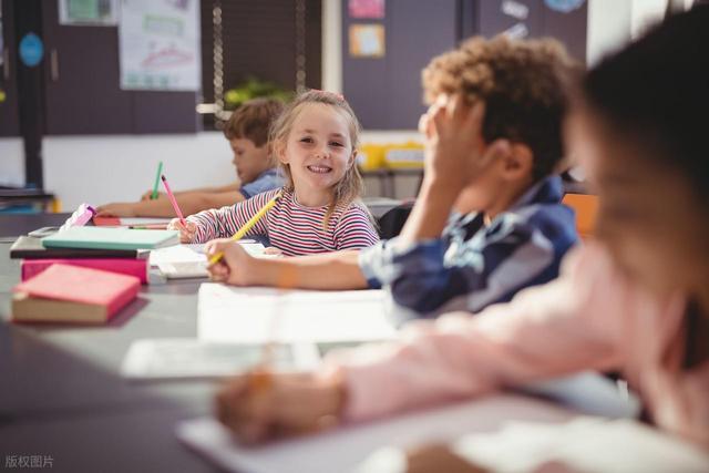 心理学著名的罗森塔尔效应，家长和老师想毁掉一个孩子，太容易了