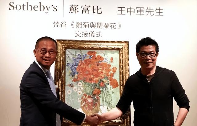 娱圈大佬现状被曝，欠债22亿，搬进破败小院生活，妻子带货还债