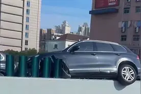 突发！上海内环高架两车相撞，一车直接骑上隔离墩，现场一片狼藉图片