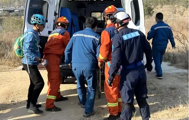 “山上坐久了起身时头晕”，56岁驴友坠石缝不幸离世，志愿者提醒：牙山山石光滑不是景区