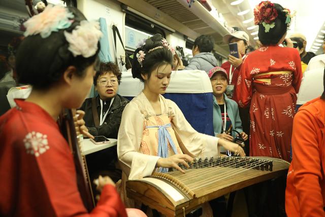 巴山大峡谷秋意浓，今年首趟跨省“环秦岭”赏秋银发旅游专列开行