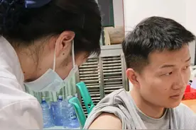 “90后”小伙取消蜜月旅行来汉“捐髓”，新婚妻子全程陪同图片