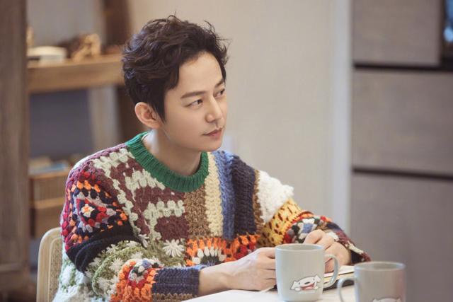 51岁主持人何炅：无妻无女、与保姆相伴，如今终于与自己和解