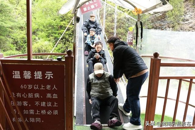 这么近 那么美 漫游官鹅赏山水 |“五一”趣游鹅嫚沟！高空漂流+玻璃桥解锁刺激新体验