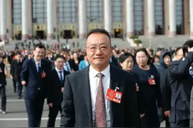 教师一大利好来临！庹庆明代表：建议提高教师“教龄津贴”标准图片