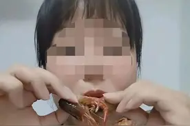女子吃生腌小龙虾，吃虾头画面惊呆网友，医生：不建议这么吃，严重可致癌图片