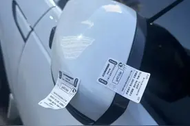 被贴在车上的“小广告”可不仅仅是涉黄这么简单图片