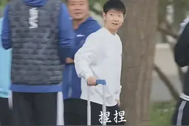 王楚钦莎莎一起出发澳门，大头穿搭好潮 邱指导特意拍莎莎太有爱了图片