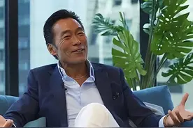 香港巨星郑浩南太落魄，独住宾馆无家可归，人财两空还谈笑风生图片