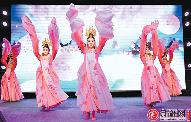 乌鲁木齐：同赏中秋月 共抒中华情