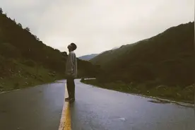 层次越低的人，优越感越强图片