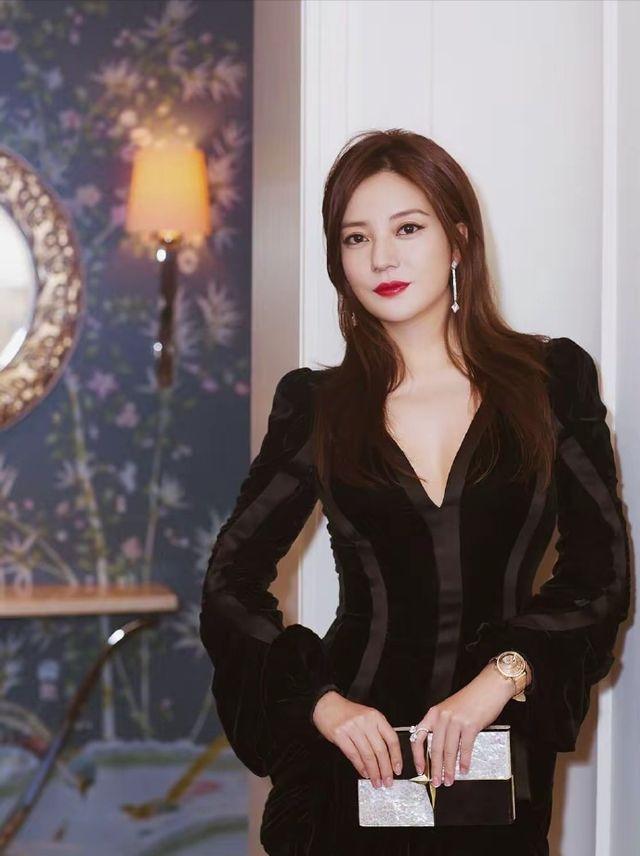 拔出萝卜带出泥！49岁赵薇近况被曝	，原来圈内封杀只是冰山一角