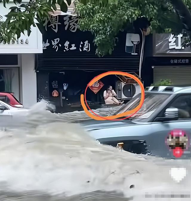 台风天开车“冲浪”后续：司机被行拘，身份遭扒，难怪做出这种事