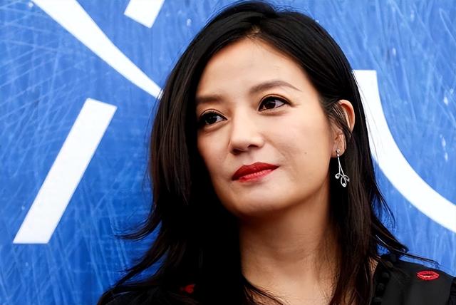 婚姻事业全无，消失4年后，49岁赵薇再曝近况，胃癌传闻真相曝光