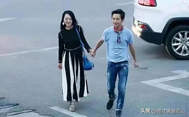 51岁的何炅，牵手54岁的杨钰莹，年过半百的俩人，画面温馨
