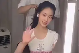 小S带许韶恩上节目，穿粉色紧身衣搔首弄姿，这妈有损孩子福报！图片