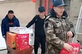 大衣哥吃力不讨好，学刘强东送年货反被嘲，当地村民：没一件值钱图片