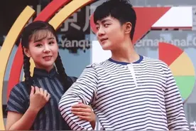 王雷和李小萌近照变化不大，俩人育有两子，李小萌依旧像娃娃一样图片