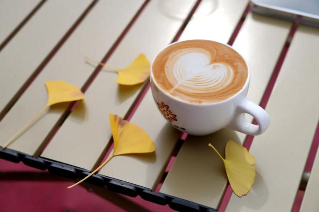 深秋留坝秦岭市集爆火，“红叶经济”带旺山间烟火气