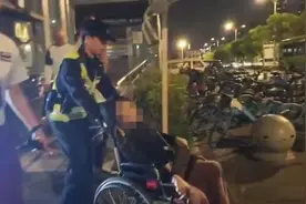 女乘客醉酒晕倒地铁站 轨道民警辅警暖心救助图片