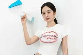 看杨幂穿搭，紧身牛仔裤上身，身材修长线条迷人超吸睛图片