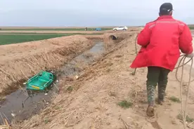 广饶一大爷骑着三轮车掉入沟中，多亏了......图片