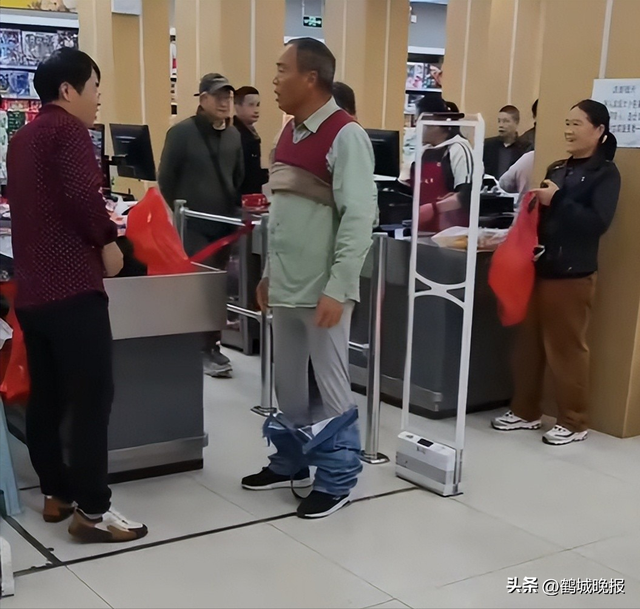 六旬老人超市脱衣证清白	，只剩内衣裤时警报仍响，老板身份被扒后和解