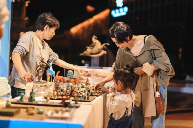 在「中国宝贝」，看见为非遗续火的年轻人