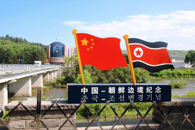 吉林白山长白口岸景区，一脚踏两国，有“鸭绿江第一口岸”的美誉