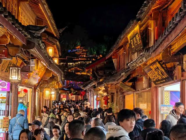 逃离40℃高温!我在丽江20℃的夏夜里,找到了最治愈的人间烟火