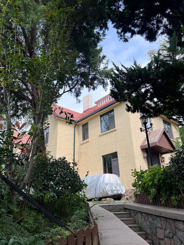 毗邻八大关，无敌海景、欧式建筑、葱郁柏树，这里一处宝藏景区。