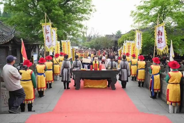 夯爆了！元通古镇清明春台会玩出新潮范儿