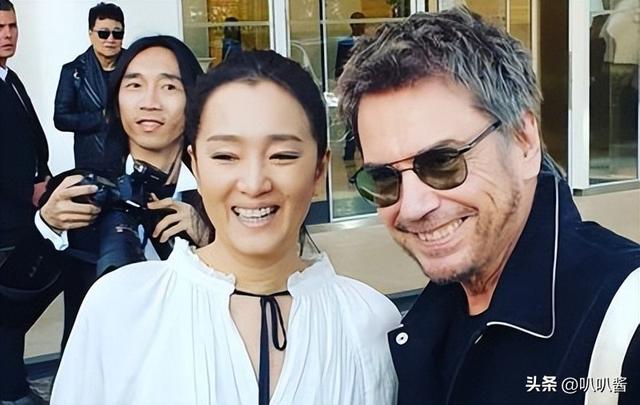 分手30年，被法国老公7字评价的巩俐，活成张艺谋高攀不起的存在