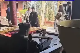 四川青城山道长边追剧边敲磬，道协：支持！网友：这才是真道士！图片