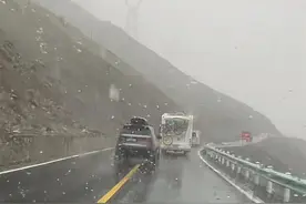 独库公路开通首日部分路段降雪，游客：领略到了十里不同天的奇观图片
