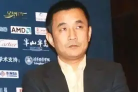 他欠债700亿逃亡国外，带走明星女友和61个亿，父亲葬礼也没回来图片
