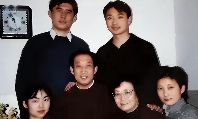 "央视一哥"康辉，丁克一辈子	，却在四十岁接到一通电话让他后悔