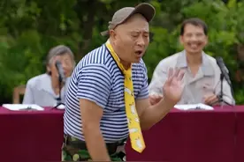 赵四徒手翻墙进景区被保安当场抓住，摊上大事，终身禁入景区！图片