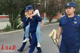 考场外，一幕幕暖心的守护~图片