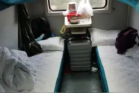 常坐卧铺火车的人提醒：尽量别买下铺，过来人含泪说背后实情图片