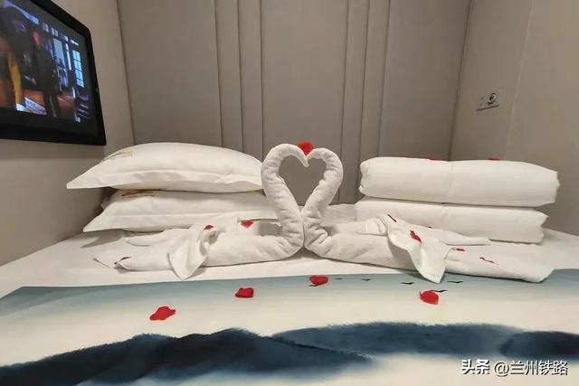 浪漫七夕，情暖列车：“环西部火车游·崆峒号”的温馨之旅