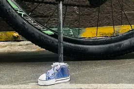 自行车撑脚驾都穿鞋子了图片