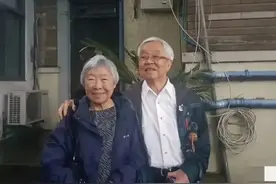 2018年，邱清泉的儿子邱国鼎晚年一张罕见的合影，他过得怎么样？图片