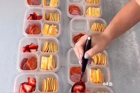 笑麻了，看外国妈妈给11个孩子带午饭！中国网友：吃不饱又饿不死图片