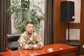 牛！51岁老兵授衔预备役中校图片