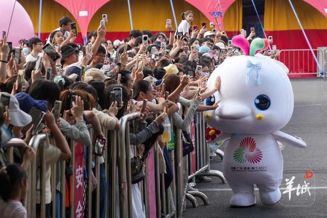 大湾鸡、萤火虫、电竞，年轻人为何跨城追 “广货”？丨五一观察
